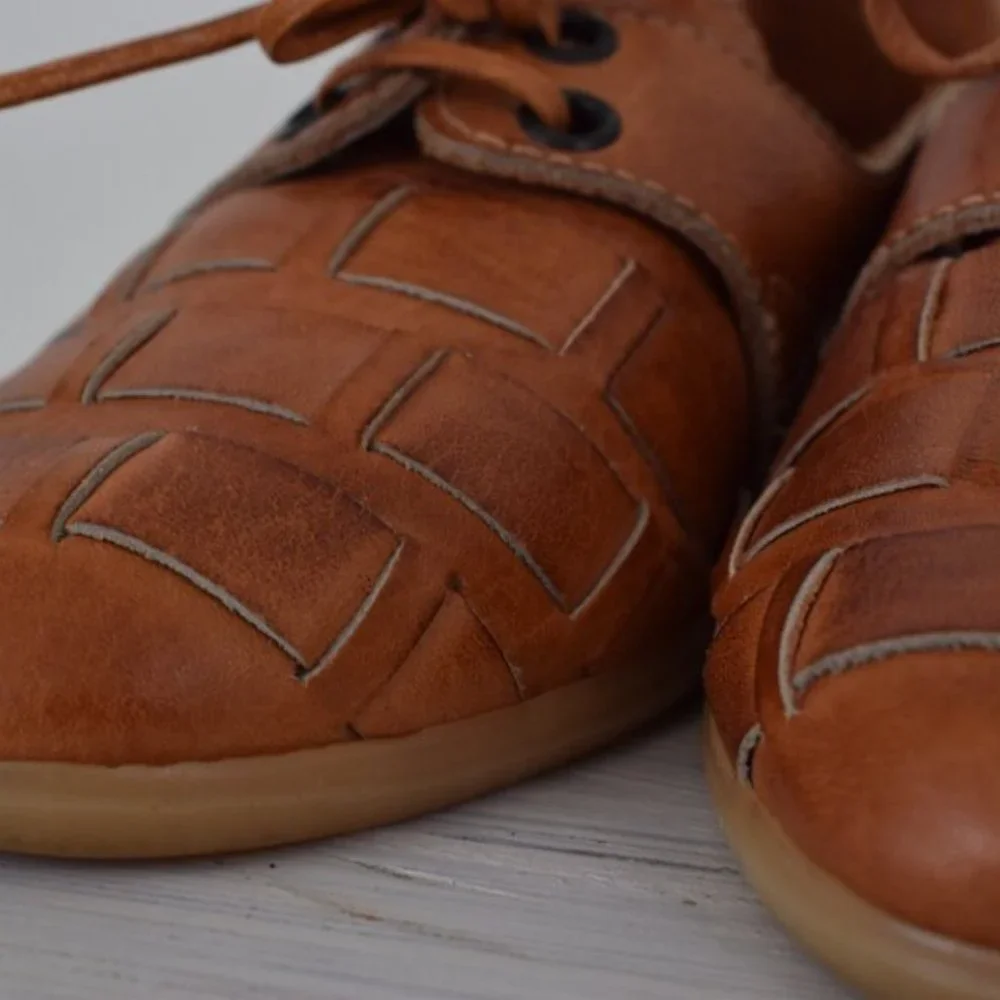 Town and Country Lace Leather Woven‎ Shoes size 5 1/2 B